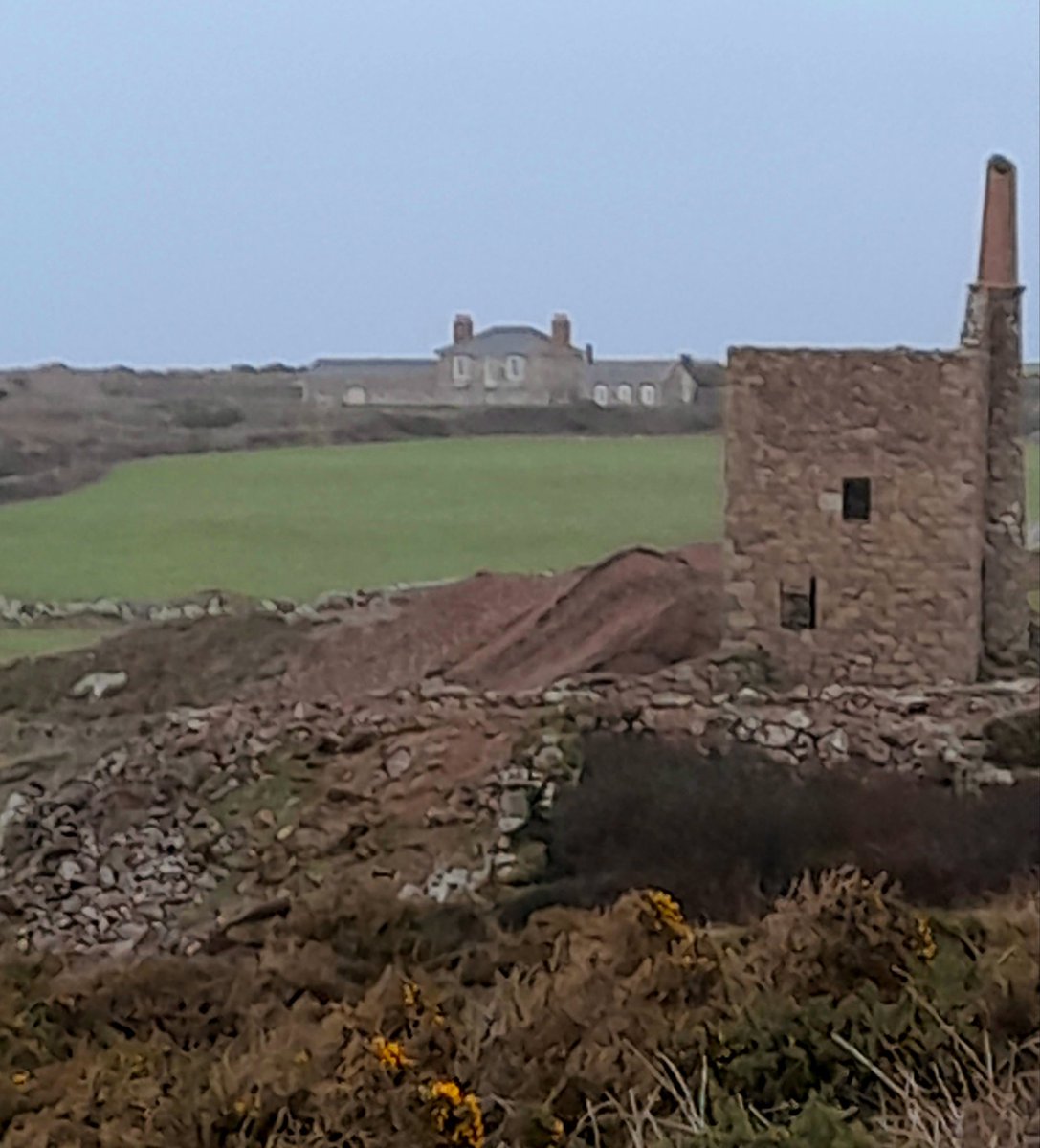 gnome_alice's tweet photo. Westerly gale and a rough sea but dry and not cold, lovely. Pics a bit blurry because it was a bit blustery 
First clear sight of the sea and #CapeCornwall
Crowns from #WhealOwles
#BotallackCountHouse for Geoff, Keith and others
#StJust glowing town on the hill
#Lannust
#Kernow https://t.co/Y1InhsfVVC
