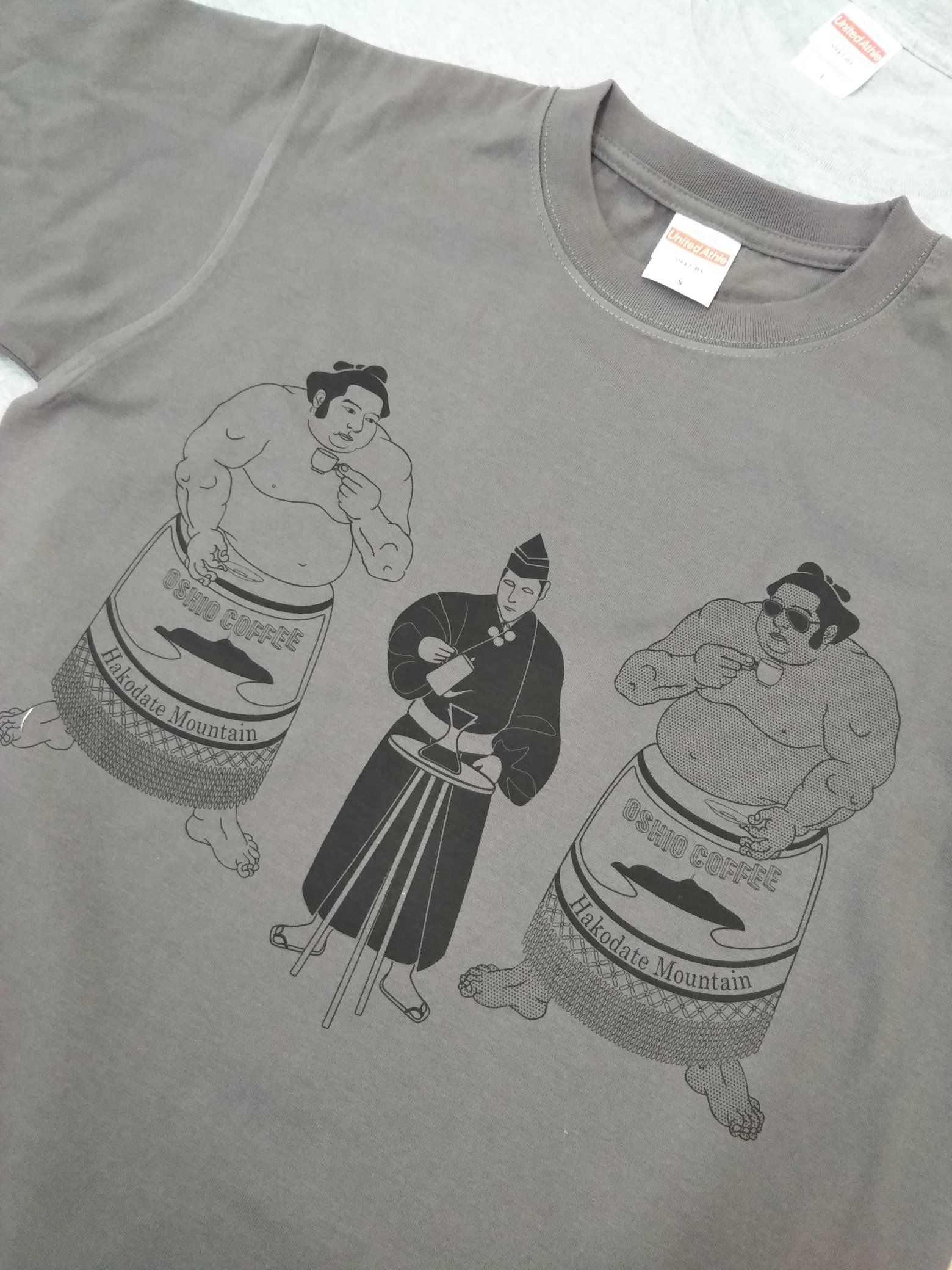 𝐇𝐨𝐢𝐦𝐢 Tシャツ屋さん 公式 新着デザインランキング でも 見事1位に輝いた シュールなデザイン 北海道函館市の珈琲屋さんの 店主が手掛けています 行司と力士 T Co Sie3itxbbo コーヒー 珈琲 相撲 お 相撲さん おすもうさん