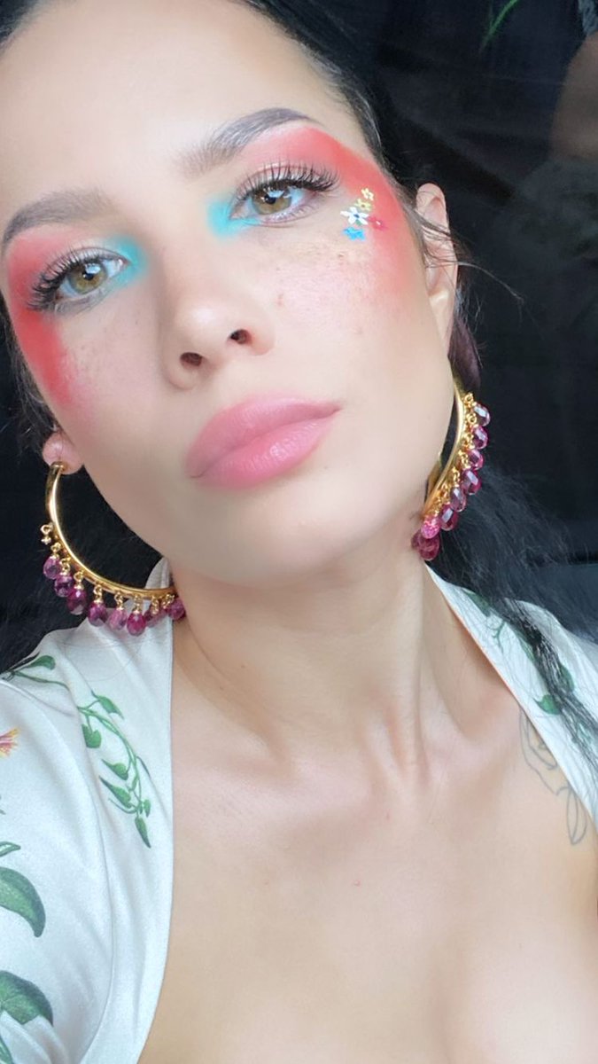 @1screenmytown @halsey @HalseyUpdates @halseyandone @aboutfacebeauty @roomforletters @isabelleprimave @flowers3am @halseysaysysbs @imthekngdm here is my favorite makeup look of her✨ thank you soo much for organizing this giveaway