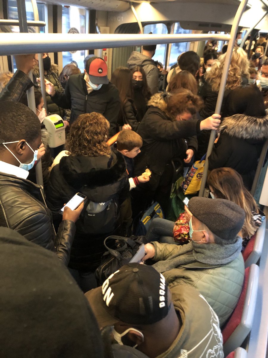 PM_Nice's tweet photo. Tram à #nice un vendredi matin 😱 https://t.co/s3wYgx8ZEj