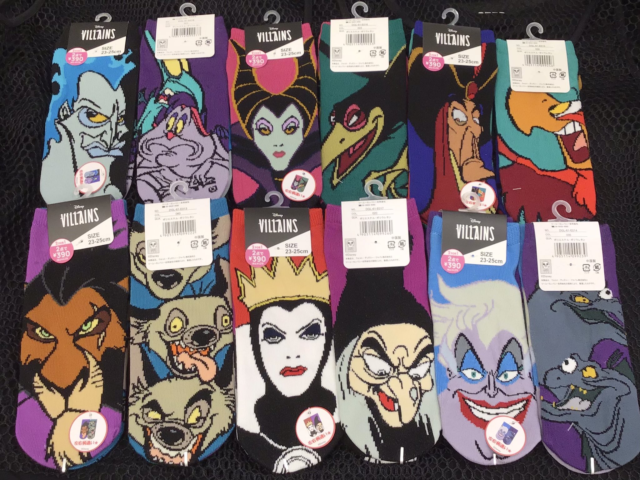 サンキューマート 公式 なんと ヴィランズソックス が新登場 カリスマヴィラン率いる悪党達が 左右違いでデザインされた堂々たる風貌 大人気刺繡ソックスも 101匹わんちゃんなどの 人気キャラクターが新登場 どれもサンキューマートでしか買え