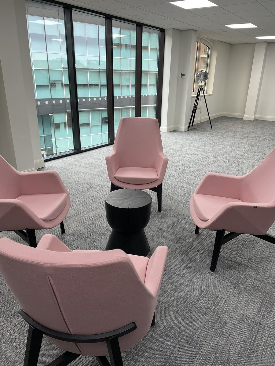 DesigntonicLtd's tweet photo. Working with our good mates @aapmagency we put the final touches to the gorgeous @2_TheEmbankment 💘 cutting edge workspace in the heart of Leeds 💓 #leeds #yorkshire #showsuite #officefurniture #officedesign #officefitout #fitout #designandbuild #refurbishnent https://t.co/0tYNmVqVZi