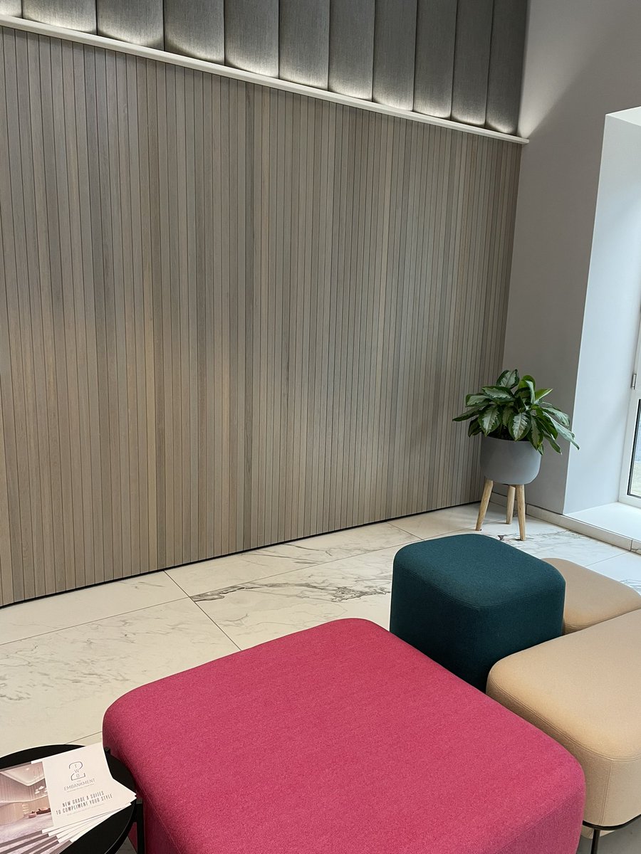 DesigntonicLtd's tweet photo. Working with our good mates @aapmagency we put the final touches to the gorgeous @2_TheEmbankment 💘 cutting edge workspace in the heart of Leeds 💓 #leeds #yorkshire #showsuite #officefurniture #officedesign #officefitout #fitout #designandbuild #refurbishnent https://t.co/0tYNmVqVZi