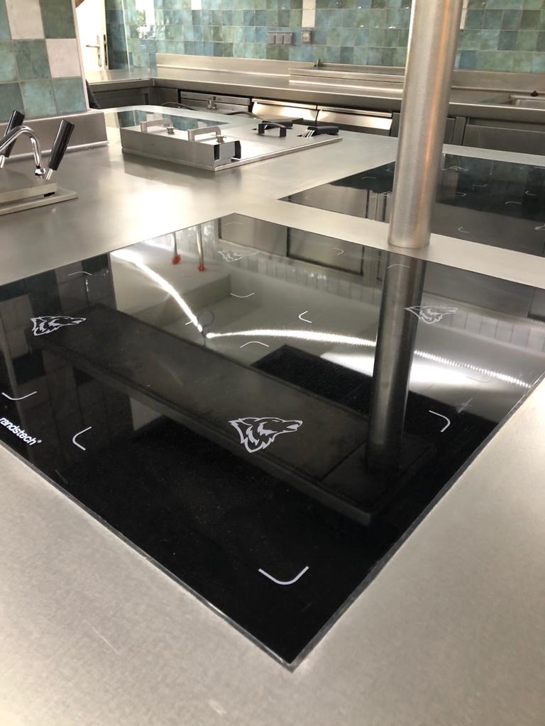 randstech's tweet photo. CA / Darrer dia d’instal.lació al restaurant amb estrella La Table (xef Thibaut Gamba) al CLARANCE HOTEL a Lille. Profundament orgullós del nostre equip!!!! 😀😀😀 https://t.co/6hDwG3P4u2