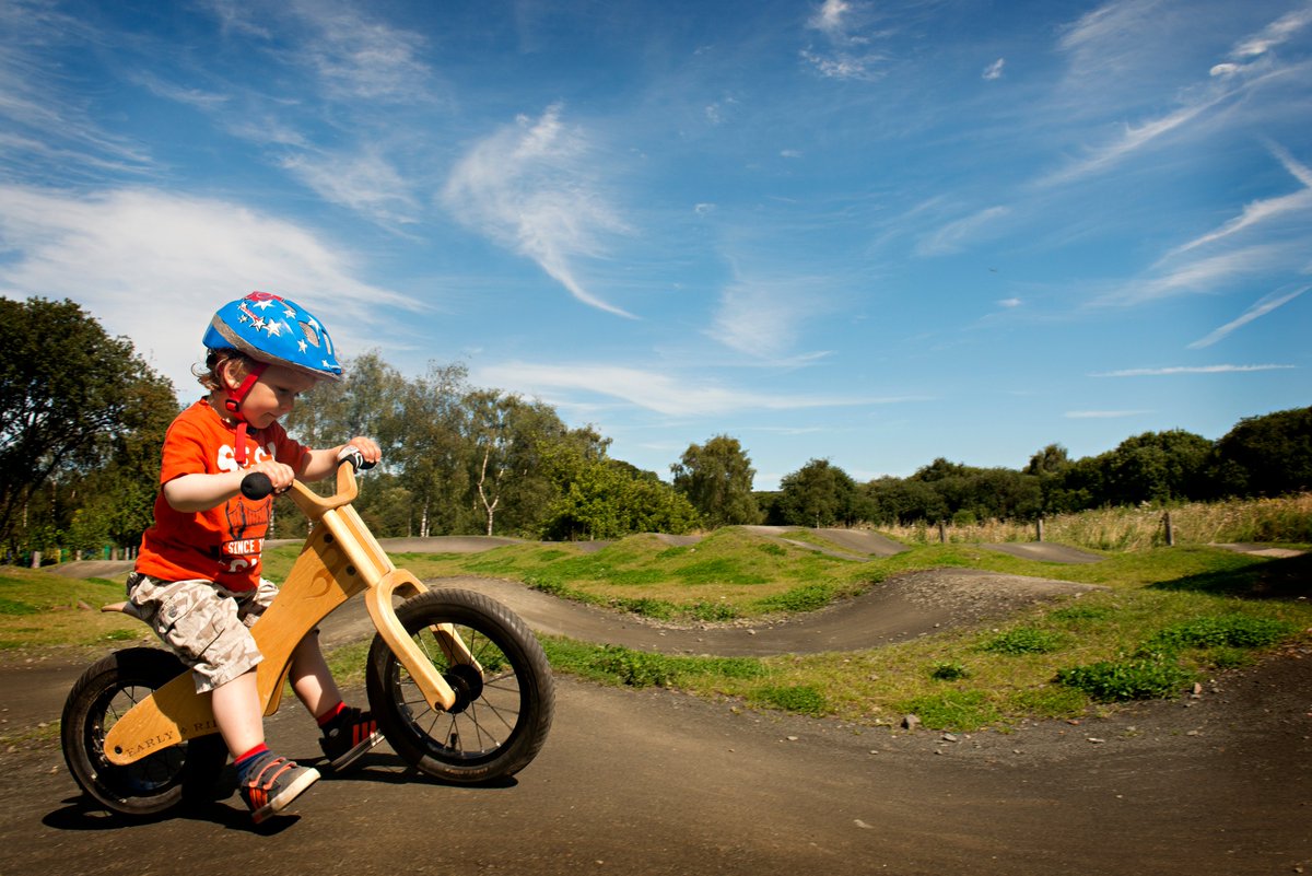 Canoes on the canal. Glasgow Green: where marchers come to rest. A bird’s holiday resort onHogganfield, leading to the 7 Lochs trails of wonder. Alexandra Park, on parade. The Cunningar kidson a Loop de Loop. Auchenshuggle’s shrug to the motorway. Malls Mire’s community hug..