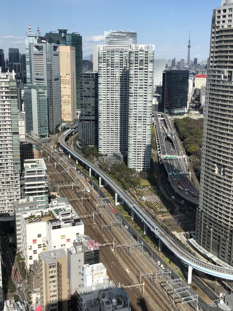港区 産業 地域振興支援部 今日のシーサイドトップからの景色をお届けします 東京タワー方面には増上寺や六本木ヒルズ 汐留方面には東海道新幹線やゆりかもめ 遠くには東京スカイツリーも見えます 港区観光 シーサイドトップ 東京タワー方面