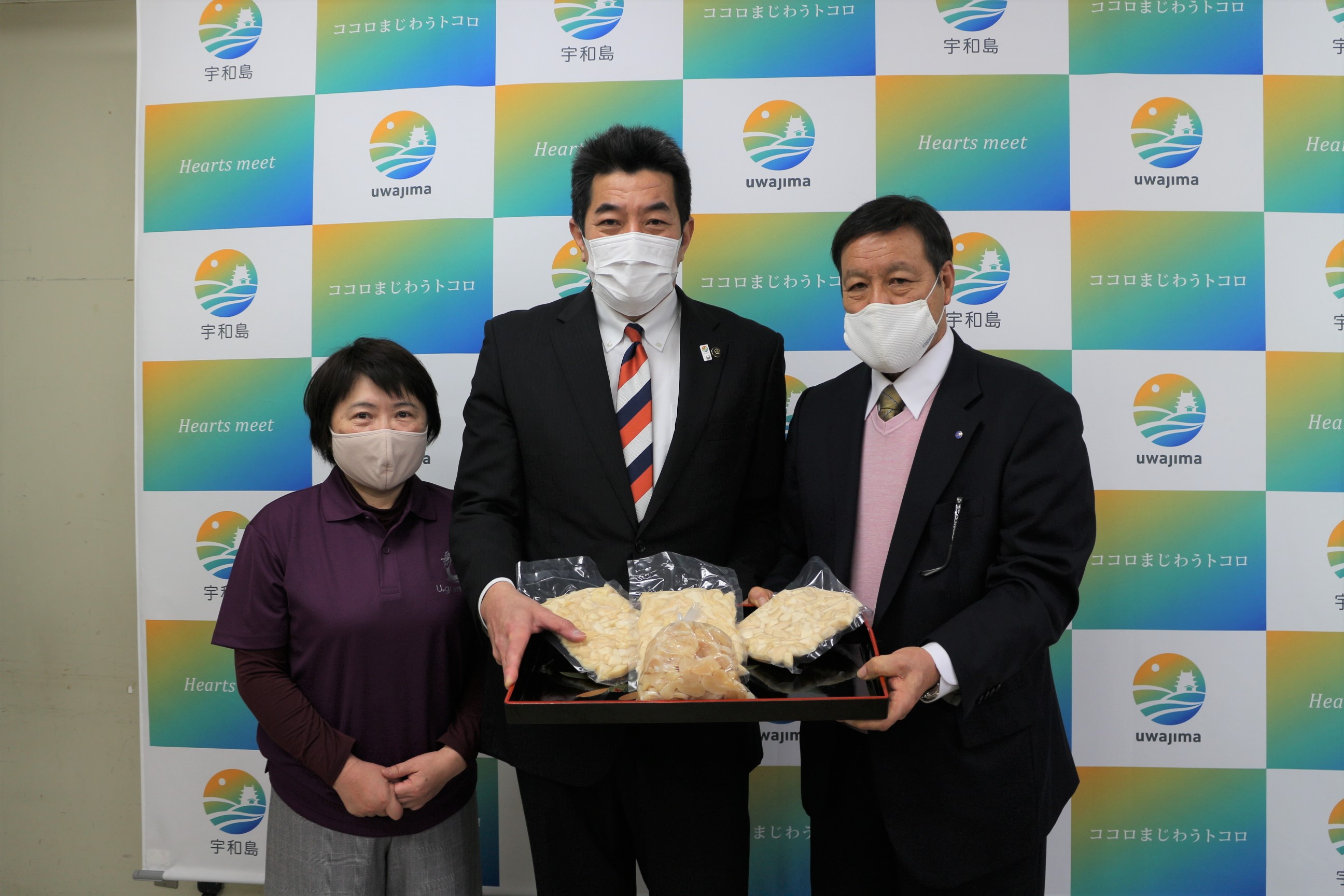 愛媛県宇和島市 アコヤ貝柱を寄贈していただきました 愛媛県漁業協同組合下灘支所から宇和島市に アコヤ貝柱kgを寄贈していただきました アコヤ貝から真珠を取り出す冬場にしか獲れないため 大変希少となっています 今回寄贈していただいた