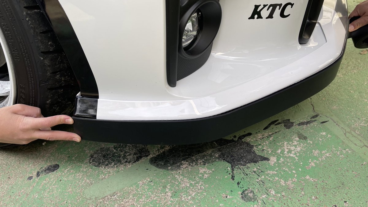 フロントリップスポイラーの帯をカーボン→ゴムにしてみました。 実際 