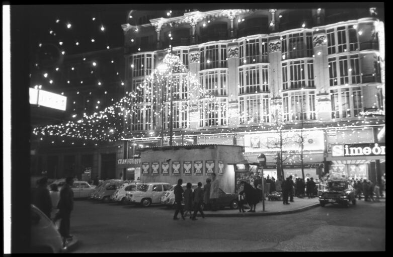 Me comenta una amiga, algo más mayor que yo , que el Belén de Almacenes Simeón era muy conocido. Encuentro algunas fotos de 1967 y 1968 en el archivo de Santos Yubero de  @PatrimonioCM