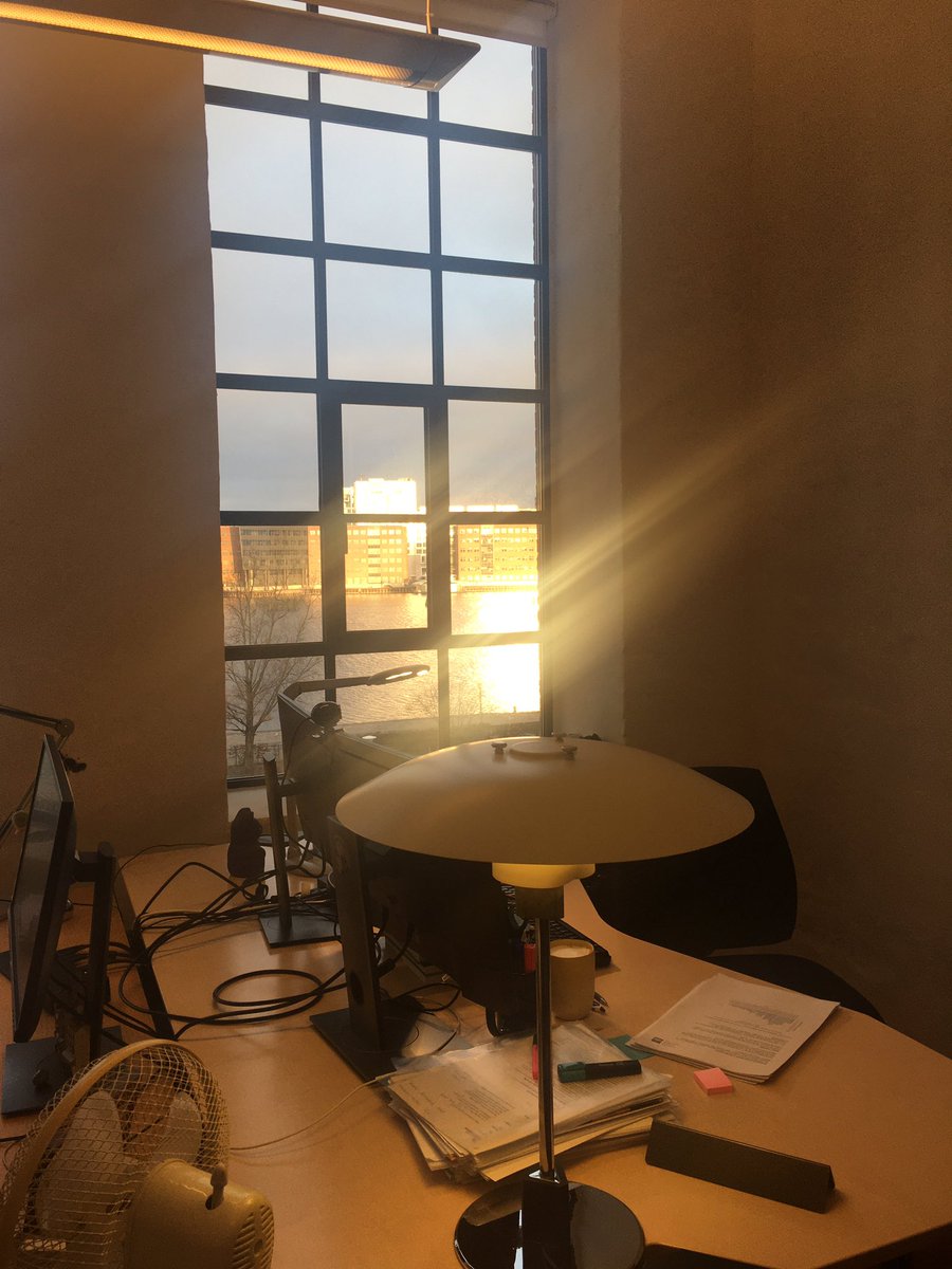 EvaBenfeldt's tweet photo. Klar ved skrivebordet på #STPS til ugens møde i Task Force Storkøbenhavn, hvor en strategisk tværsektoriel bekæmpelse af #COVID19 drøftes mellem deltagende parter. Skarp morgensol og op mod 60 engagerende, veloplagte deltagere på Skype #sundpol #regH #KL #SSI #SST #SIRI #politi https://t.co/qRVm08g6fA