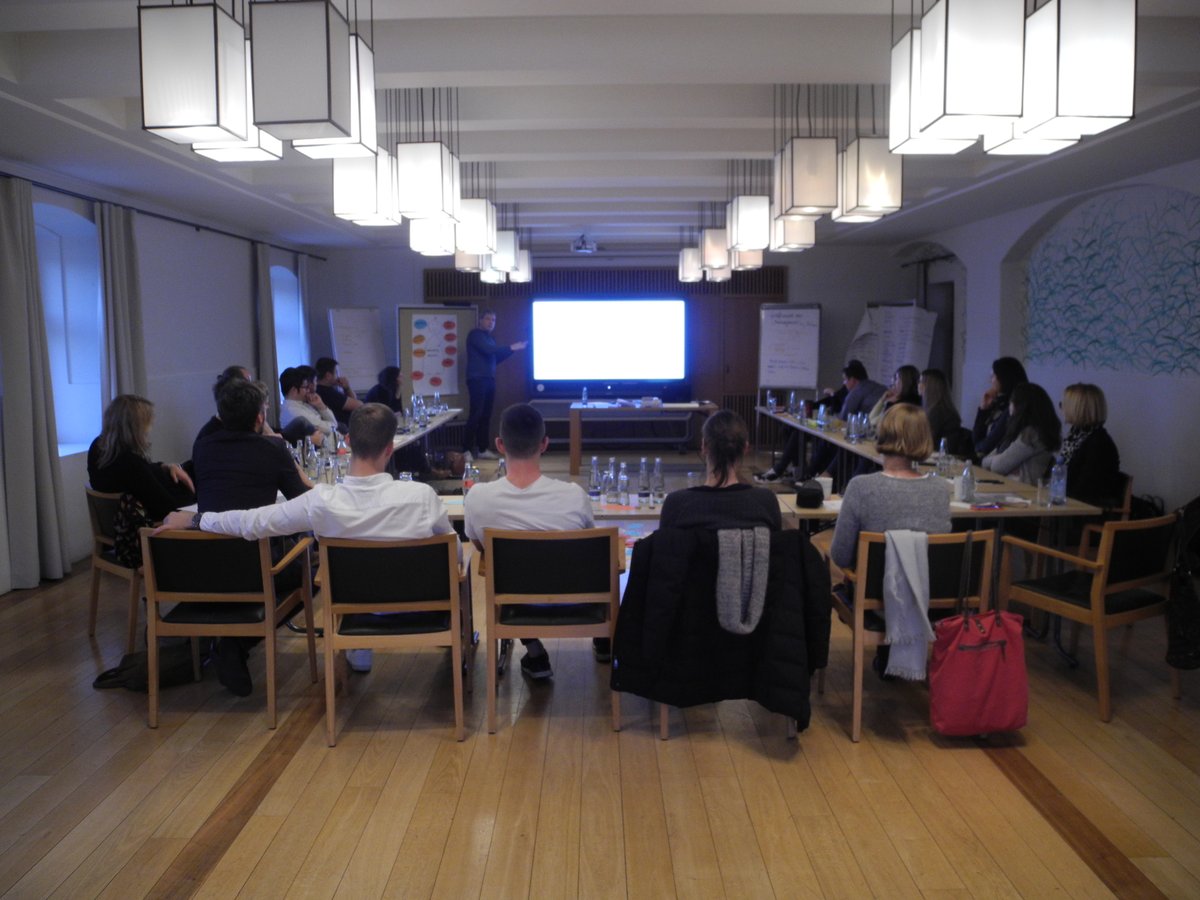 Heute steht unser Remote-Offset 2021 an, bei dem die Zahlen des letzten Jahres, die Strategie 2021 und vieles mehr vorgestellt wird. Letztes Jahr sah das auf jeden Fall noch anders aus.

#togetherwecreate #offsite