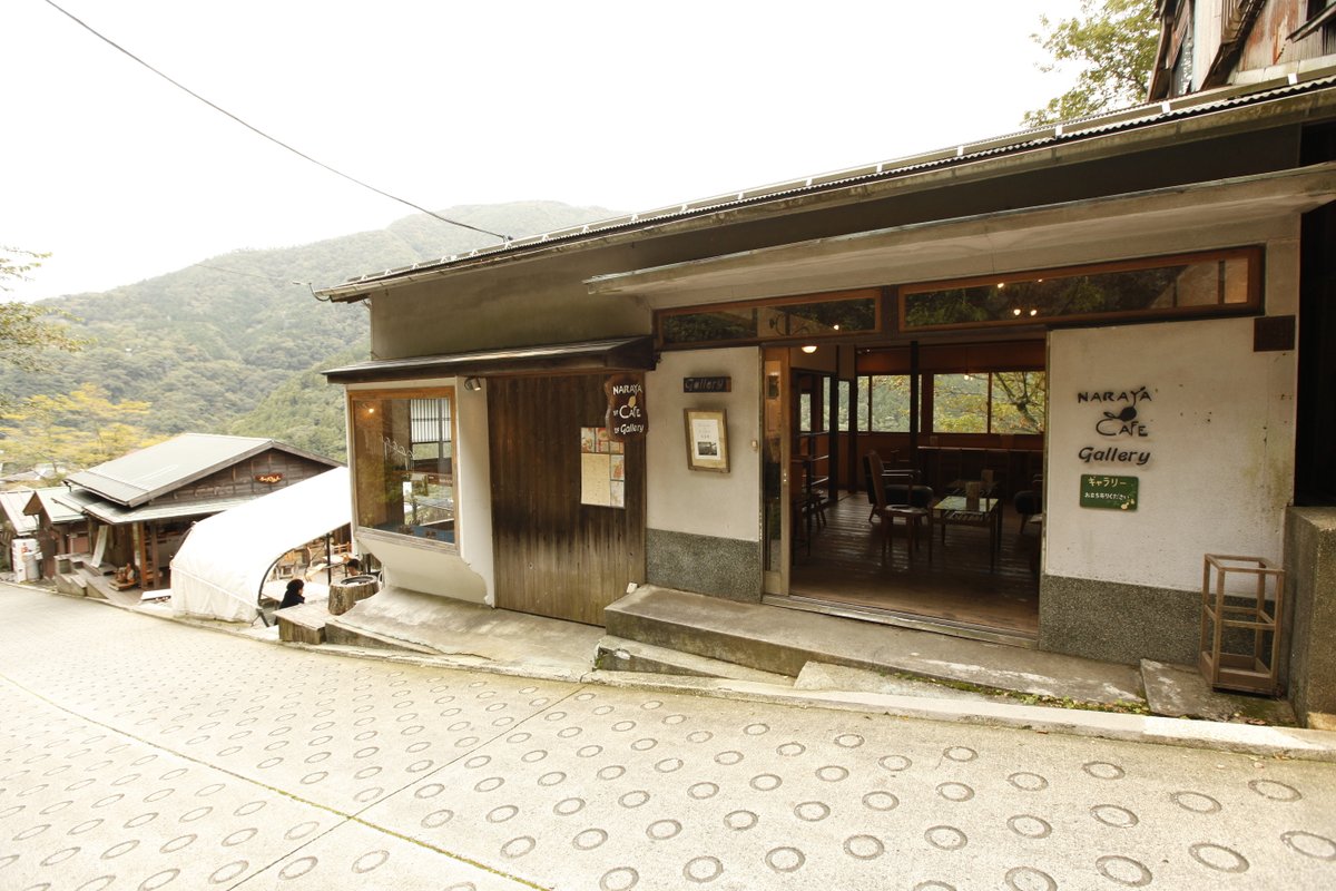 rainbb48's tweet photo. 間際の告知ですが、1月30日（土）、31日（日）箱根の宮ノ下のNARAYA　CAFÉ　https://t.co/IFkgx2cjx0　さんの古本市に出店いたします。
10時30分～17時まで私はFULLに場所にいないと思いますが、よろしくお願いいたします。　https://t.co/eI1RYzKuuh https://t.co/Ktt1LscZ1n
