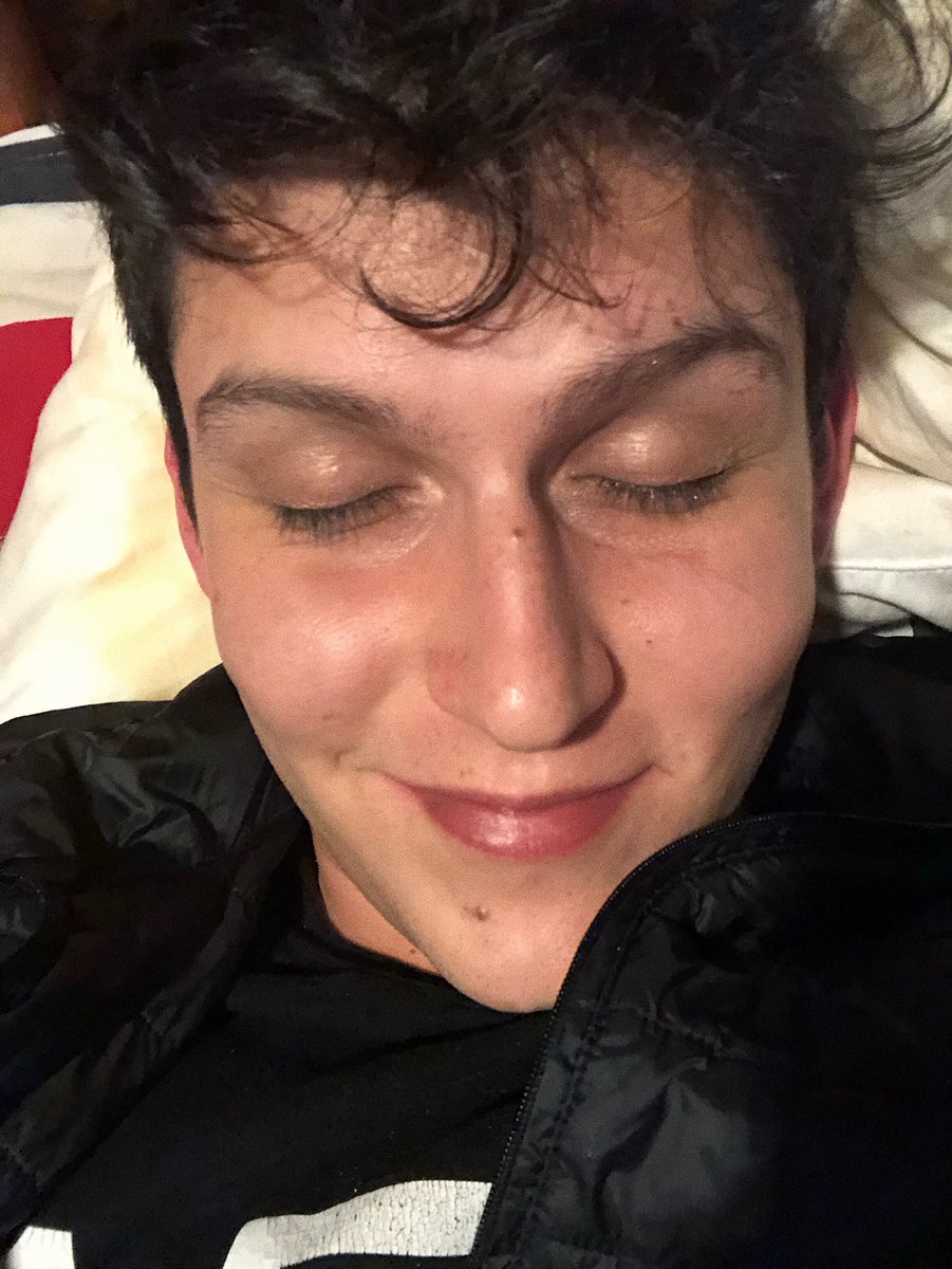 screamau's tweet image. ya me dormí pero contento 😌 #9AñosScreamau sys