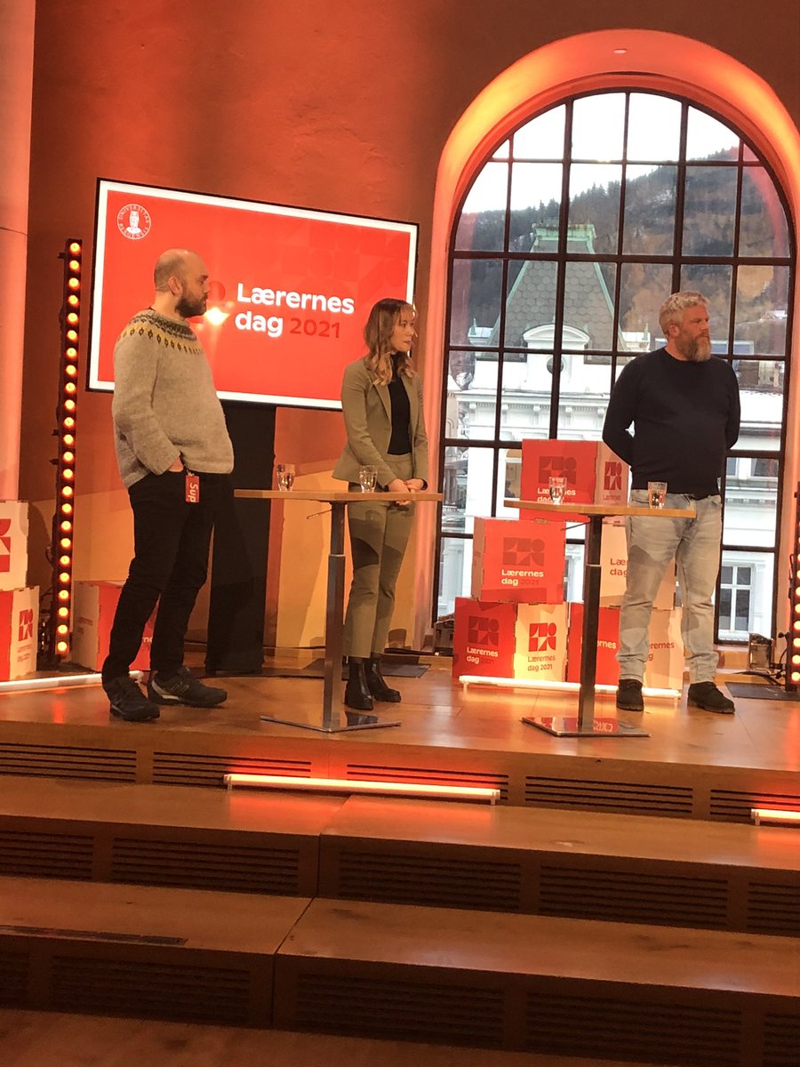 OddrunSamdal's tweet photo. 2000 lærarar deltar no på @UiBs digitale #Lærernesdag2021 med helsing frå @gurimelby. Tema i Fagfornyinga vert belyst av Erik Aarebrot, @viggokruger og @SiljeSkjelsvik og mange fleire. Takk til @roald_v og @uibvidere for god planlegging og @gurisolberg for inspirerande leiing. https://t.co/0QsUV69xE2