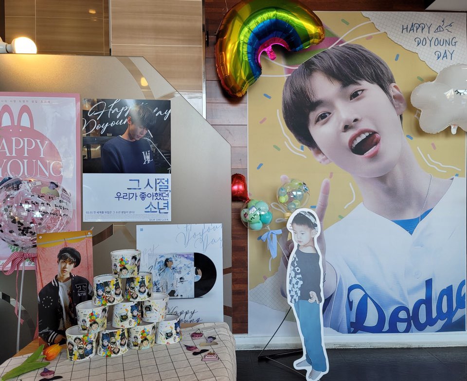 DOYOUNGDAN's tweet photo. 💛내일부터 광주 (카페올가) 컵홀더 이벤트가 진행됩니다 ~🎉

귀여운 도영이 부터 풍선 , 영상까지 상영 되오니 많은 관심 부탁드립니다 💛

광주카페 액자는 블루(@BlueDY201) 님의 사진을 사용했습니다 사진 허락 감사합니다 💗

후기 이벤트도 진행 되고 있으미 메인 트윗 아래를 확인해주세요 😆 https://t.co/4pP5e4YKkR