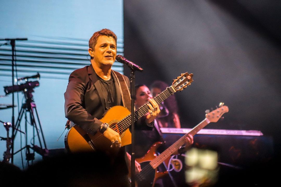 AQueNoMeSuenAS's tweet photo. #RecuerdosSanzeros #LaGira #AquenomeSueñas
#Repost febrero/2020 @g5pro
---
¡Que gran alegría nos dió ALEJANDRO SANZ esta noche! 🎶❤️ #LaGiraPy https://t.co/PNDSHxPlX9