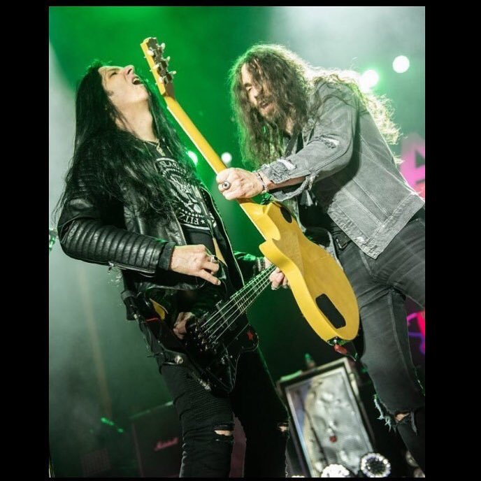 ToddKernsArmy's tweet photo. Todd on IG : «Moments before getting smacked in the face by a @gibsonguitar Les Paul Jr. Full contact Rock N Roll. It actually looks like I’m struggling to read the headstock of Frank’s guitar. I think I was mostly grooving to the sweet sounds of @franksidoris on the loud [...]» https://t.co/z71Xxt1cUD