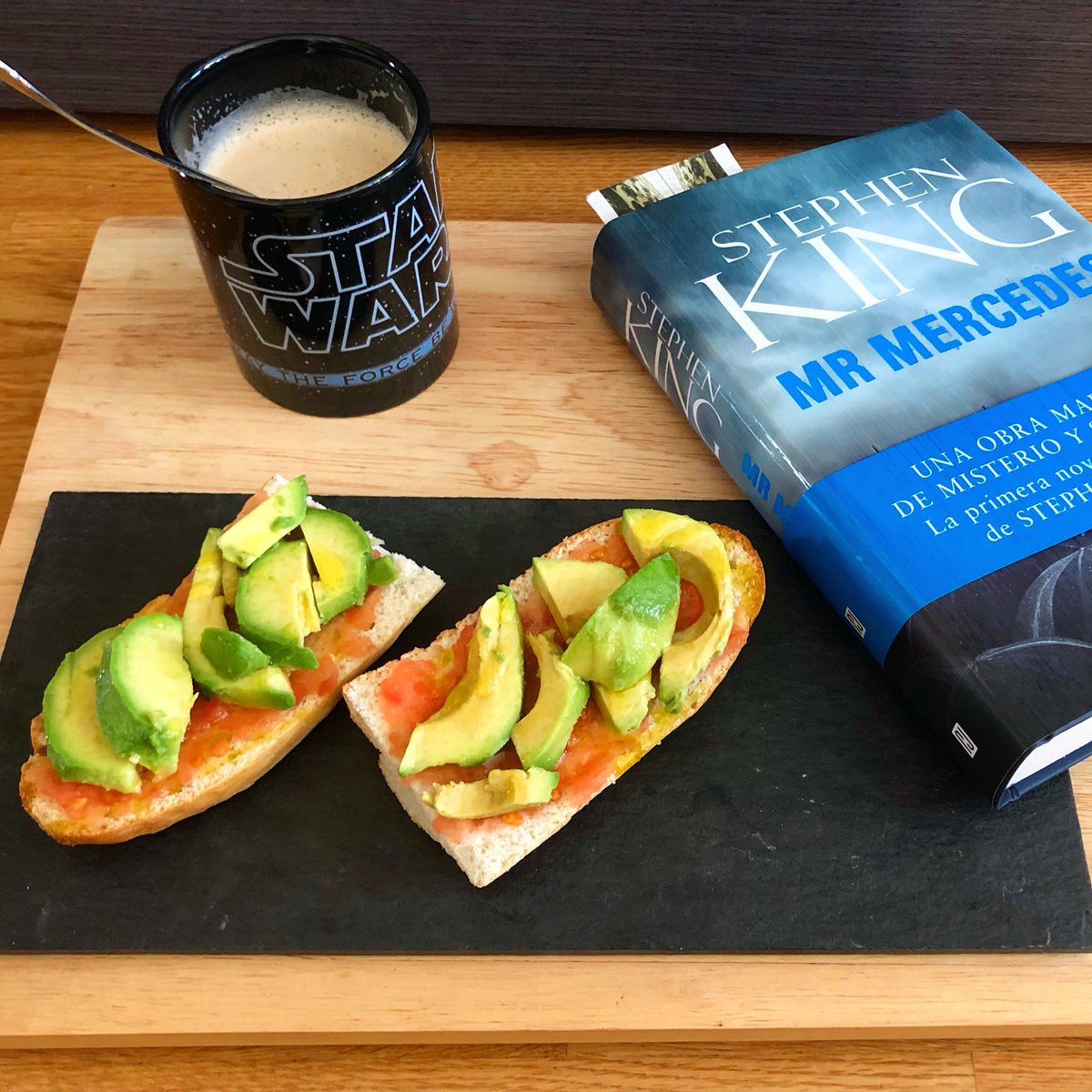 En casa también se disfruta.

Hoy toca desayunar unas tostaditas de aguacate 🥑 ecológico de Valencia con tomate y AOVE, un buen capuccino y la lectura de Stephen King para hacer bien la dirección gestión 🤣

#desayuno #desayunosaludable #comunidadglobera