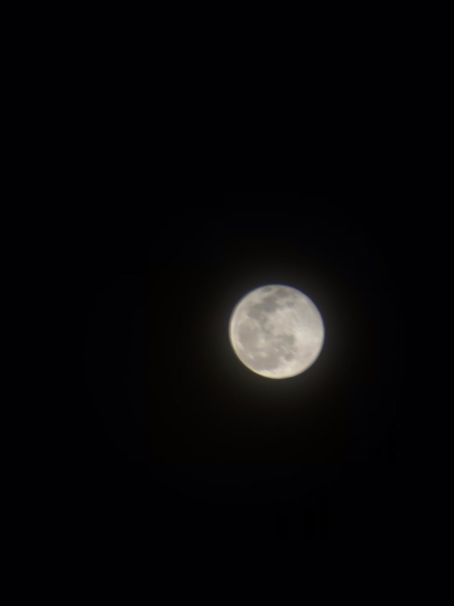 Dude_itsAndrew's tweet photo. The moon lastnight >> https://t.co/CiCQ1thMha