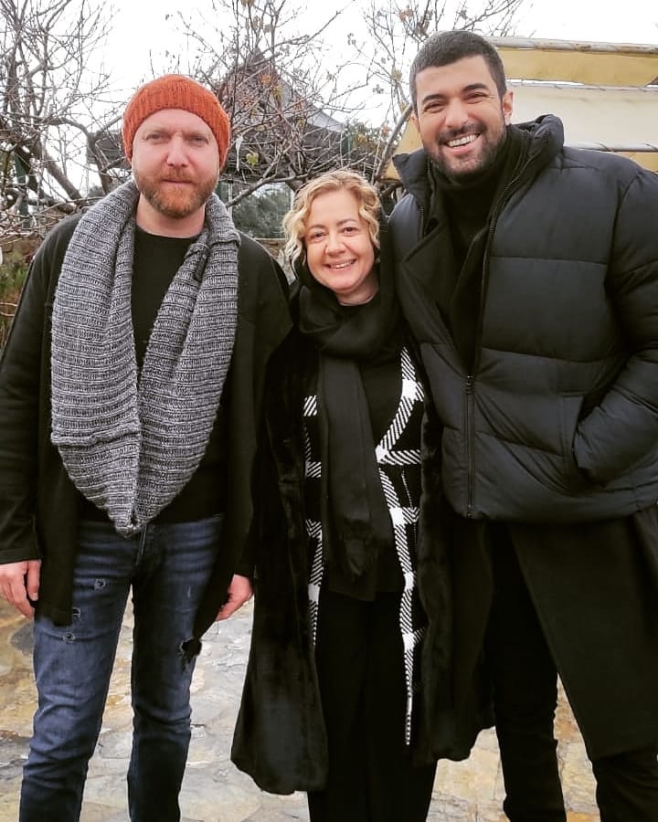 EnginAkyurekRD's tweet photo. Foto del #Basckstage junto al director y la actriz que representa al personaje de Refika. 👏👏👏❤️ #EnginAkyürek #SefirinKızı https://t.co/vTpkdznpkz