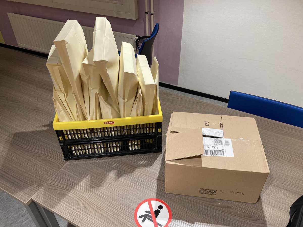 De makerkits zijn weer onderweg naar de huisadressen van onze studenten. Vanuit de <a href="/MakerCosmos/">MakerCosmos</a> studio verzorgen we online maakonderwijs. En de studenten maken thuis mee. Online onderwijs met kwaliteit! MakerCosmos.org <a href="/HANnl/">HAN University of Applied Sciences (HAN)</a> <a href="/HANhogeschool/">HAN Arnhem Nijmegen</a> @HANPabo