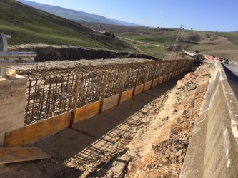 clientiANAS's tweet photo. #Anas #Puglia proseguono i lavori per il ripristino delle banchine e scarpate lungo la #SS96 Barese a Gravina (BA) danneggiate dagli smottamenti dei mei scorsi.

↘️info
https://t.co/OmVA8SQbwN

⬇️📸⬇️ https://t.co/2h8lDSvvlU