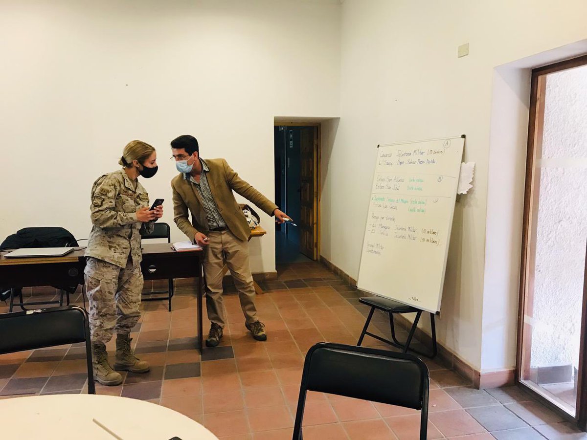 MuniSJdeMaipo's tweet image. AHORA|| Alcalde @alcaldepezoa se reúne en mesa técnica con @GobCordillera @Carabdechile @Ejercito_Chile para coordinar las labores de de infantería por los diferentes esteros de la comuna y sobrevuelo de drones de la @SubPrevDelito