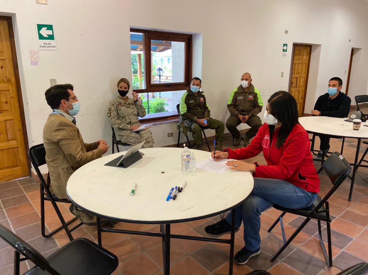 MuniSJdeMaipo's tweet image. AHORA|| Alcalde @alcaldepezoa se reúne en mesa técnica con @GobCordillera @Carabdechile @Ejercito_Chile para coordinar las labores de de infantería por los diferentes esteros de la comuna y sobrevuelo de drones de la @SubPrevDelito