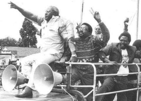The picture of Martin Shikuku and James Orengo daring police brutality to enter Kamukunji grounds on saba saba was a precious possession. We had cuttings of this picture and others in our houses. We celebrated these great heroes; We adored Raila who had bn detained with Matiba.