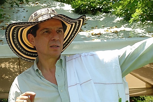 ContGanadero's tweet photo. 🙌🏼 ¡Qué buena noticia! 🙌🏼 Fedegán ofrece apoyo al gobierno para vacunar contra COVID-19 en la zona rural: https://t.co/1RxjkpnUsV https://t.co/7x9oZZjwbF