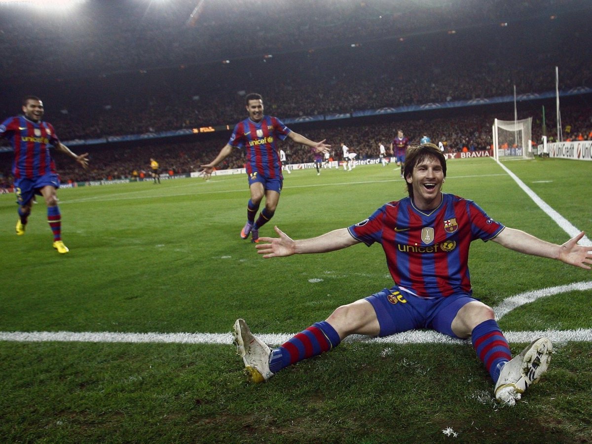 Still don't believe Messi is the better goalscorer?Shots per goal (career stats):Messi - 5,08Ronaldo - 6,41Clinical