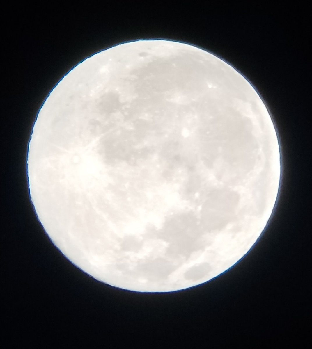 dhwanit3000's tweet photo. Wolf moon ( last night ) https://t.co/rxgXIMNTEH