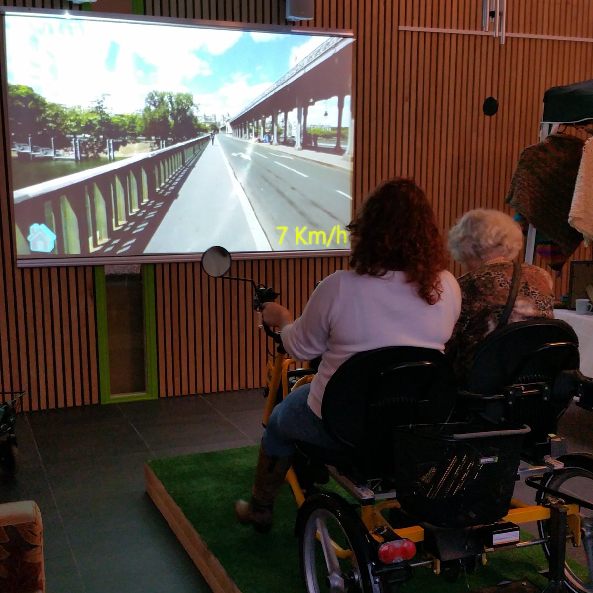 ‘Wat is mooier dan virtueel door je oude dorp fietsen?’ Van videofietsen tot interactieve tafels, muren en plafonds. Partner <a href="/Fit4Vit_/">Fit4Vit</a> biedt allerlei concepten om ouderen in beweging te brengen. Daarmee wordt direct de druk op de zorg verlaagd.

Lees meer: gezond010.nl/fit4vit-oudere…