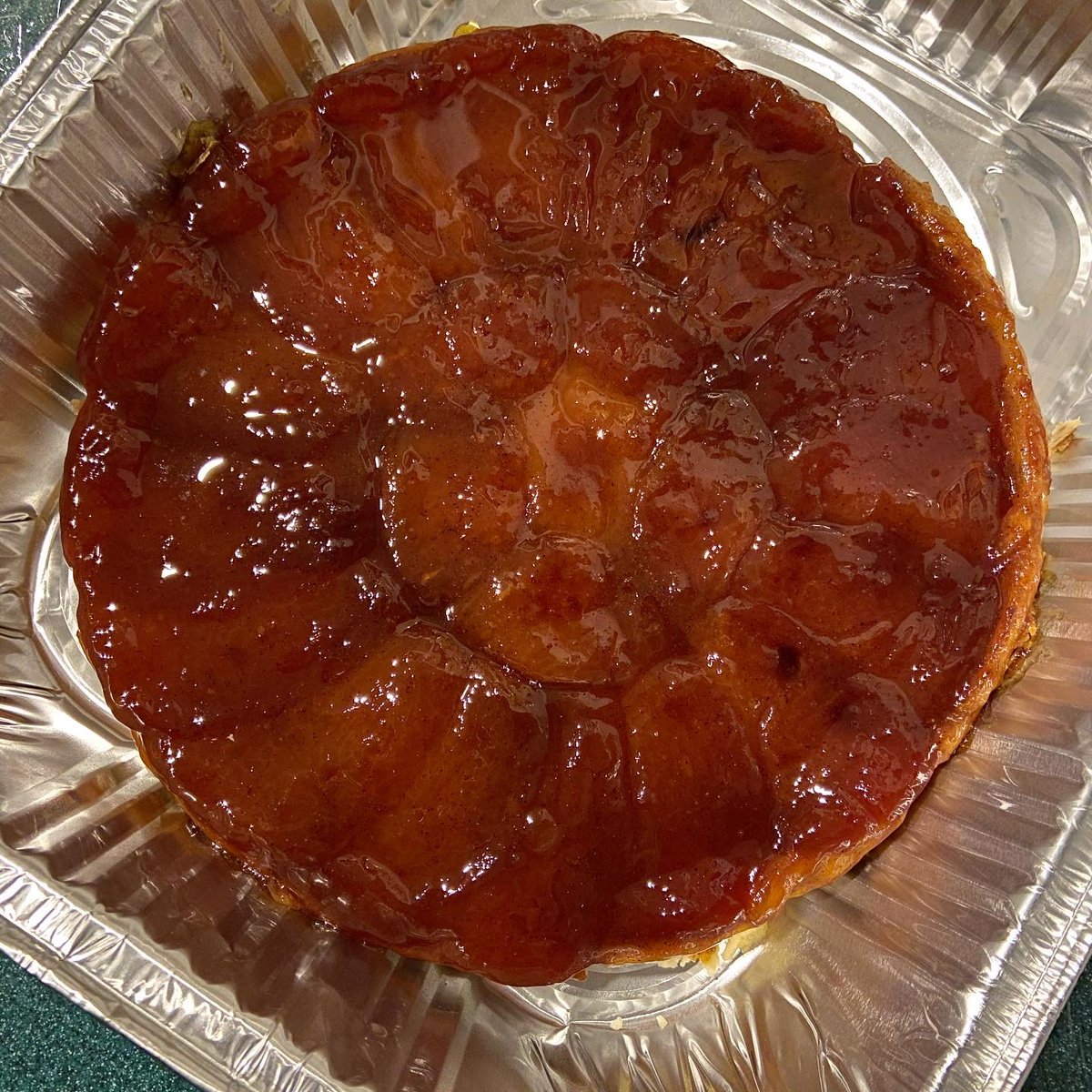 susanjungfood's tweet photo. #whatsright with this #tartetatin? #itsallforme! 😜Also, nobody stole it! 😳 Also, #itsdelicious! 😍Ordered s whole tarte tatin from @davidtlai #neighborhoodhk just because #iloveit! #myfavouritedessert along with #gâteaupithiviers #galettedesrois. #hongkong #hongkongrestaurant https://t.co/lZ49xCbqUj