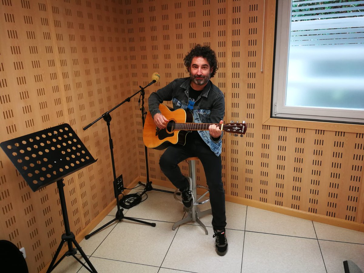 SERmallorca's tweet photo. Esta tarde en #LaVentanaDeBaleares una banda talentosa y maravillosa; los estadounidenses R.E.M, de la mano de @JulioMolina75 🎸. Mucha música para cerrar la semana en 'Es sólo música pero nos gusta'. Antes, la información del día. Te esperamos a partir de las 19:20h!📻 https://t.co/l4QqC82q4k