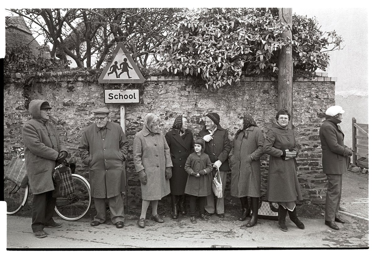 JamesRavilious's tweet image. Spectators watching pancake race, Dolton, February 1986. Photograph by my Dad ©Beaford Arts @beaford #Devon #photography #queue beafordarchive.org/archive-image/…