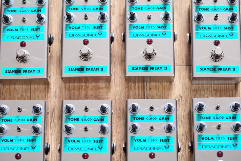 dragonflypedals's tweet photo. 【蜻蜓之声】为了保证不锈钢限量版Siamese Dreams 2代Fuzz失真的品相，老鲁全部手工焊接，全程戴橡胶手套组装，尽量给大家完美艺术品！全部采用台湾Alpha定制电位器，Wima电容.....！ https://t.co/6Cc5cV2yr7