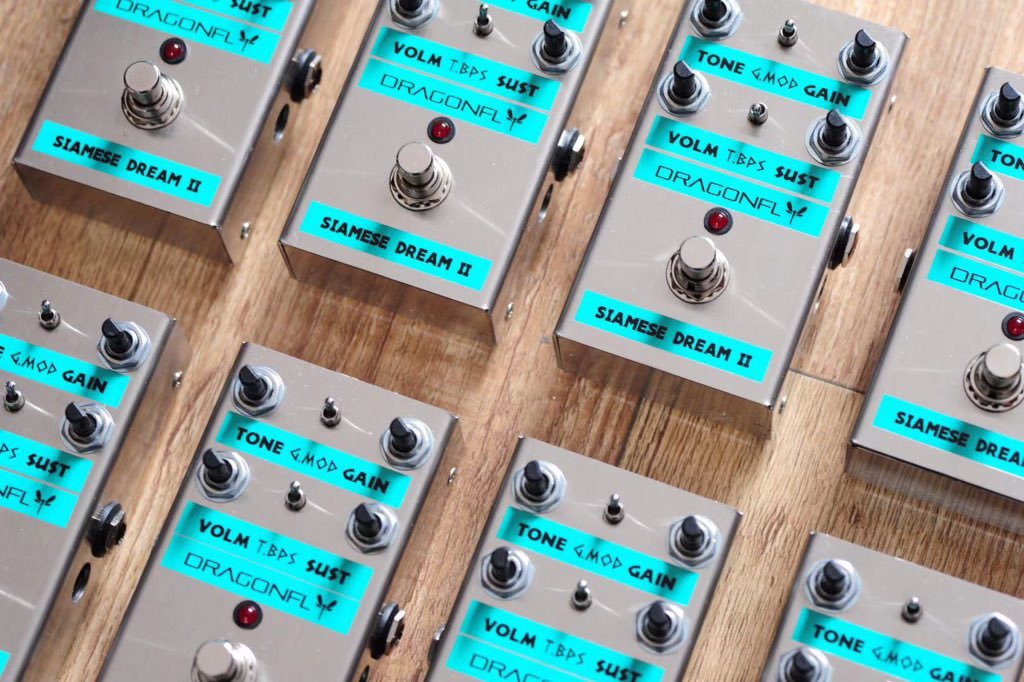 dragonflypedals's tweet photo. 【蜻蜓之声】为了保证不锈钢限量版Siamese Dreams 2代Fuzz失真的品相，老鲁全部手工焊接，全程戴橡胶手套组装，尽量给大家完美艺术品！全部采用台湾Alpha定制电位器，Wima电容.....！ https://t.co/6Cc5cV2yr7