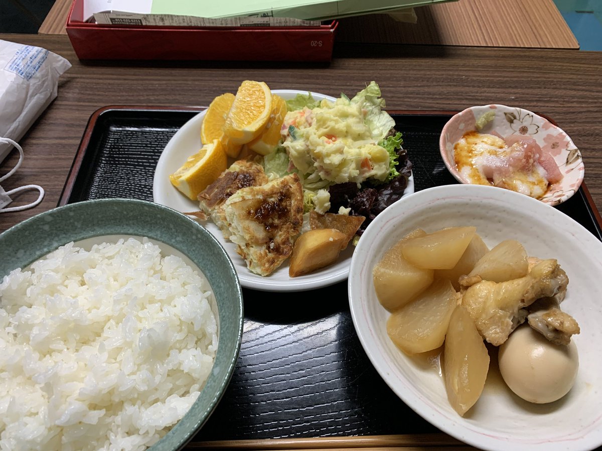 joyouryo's tweet photo. 花の金曜日。
今日の寮の晩ご飯は、厳しく暗い日本に明るい光を照らしてくれます。

#寮食
#おでん
#栄養満点
#寮長の訪問
#北海道大学
#大学生活
#札幌
#豪雪 https://t.co/DqiThJ5Vuf