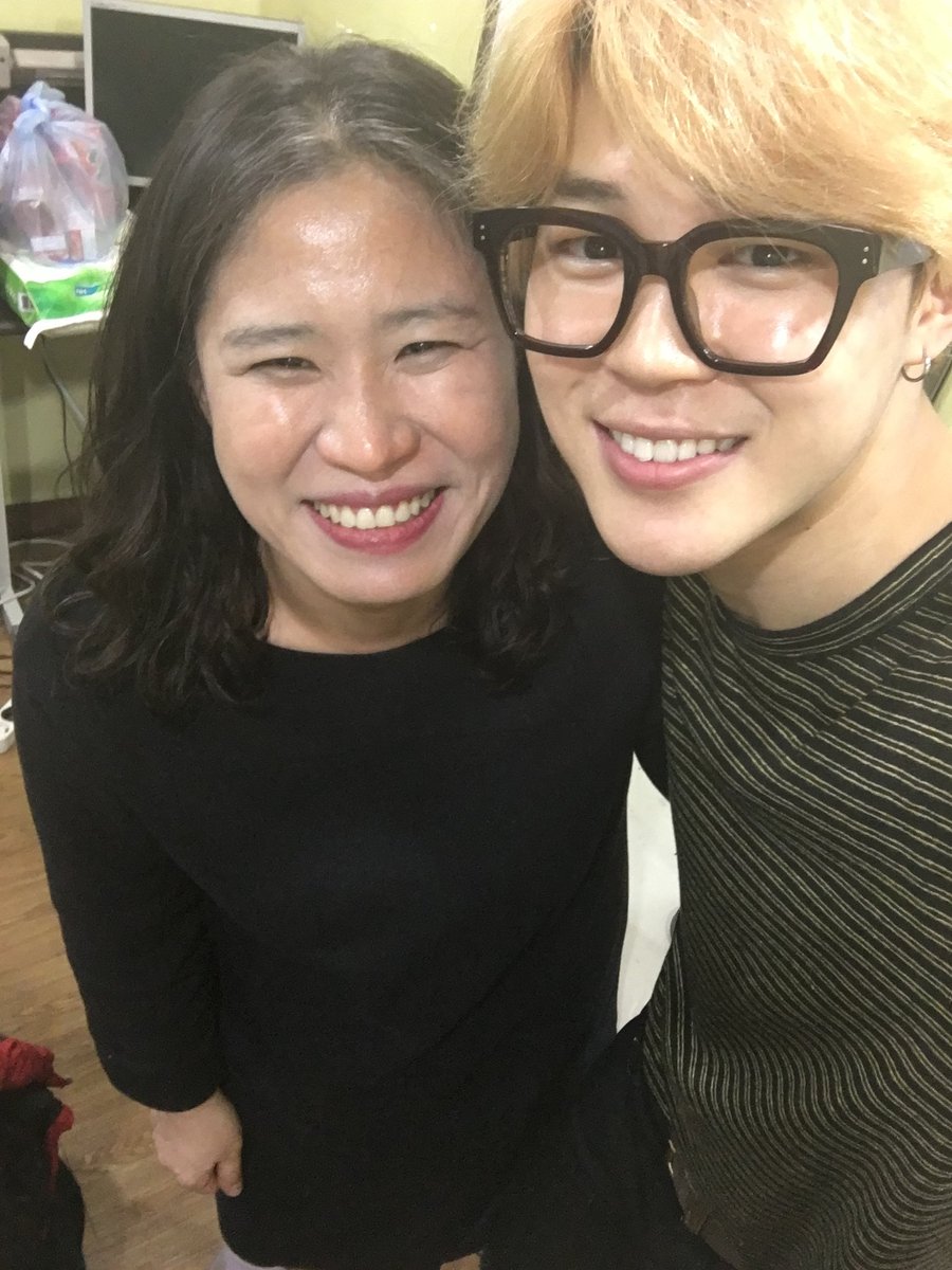 any93352's tweet photo. 2016.02.13 지민이가 셀카로 찍어준 사진. 아이들 차지라서 엄두도 못내고 있는데 지민이가 '이리오세요!' 라고 해주는 바람에 처음엔 어색했는데 연속 3번을 따다닥 찍는 바람에 금새 웃음이 터졌습니다. 셀카 고마워요. https://t.co/pDC0vN7w2j