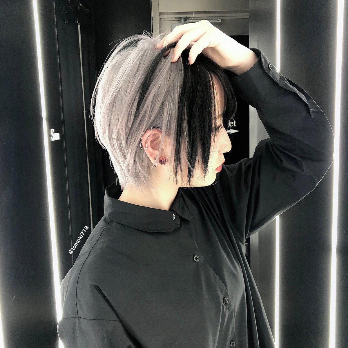 Tomo ホワイトブリーチ ホワイトカラー 派手髪 ツートーンカラーは黒と白の範囲で結構変わる 派手髪 デザインカラー ハイトーンカラー Tomo ホワイトブリーチ ホワイトカラー 派手髪 ツートーンカラーは黒と白の範囲で結構変わる 派手髪 デザインカラー ハイトーンカラー