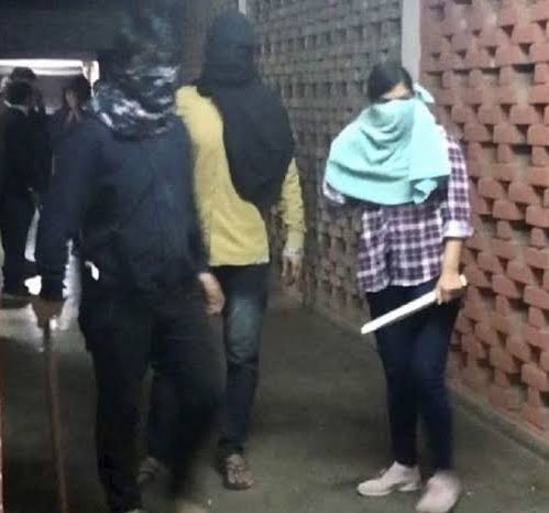 dhruv_rathee's tweet photo. Spot the difference 

JNU Attack vs Singhu Border Attack https://t.co/2ncCDEFTev