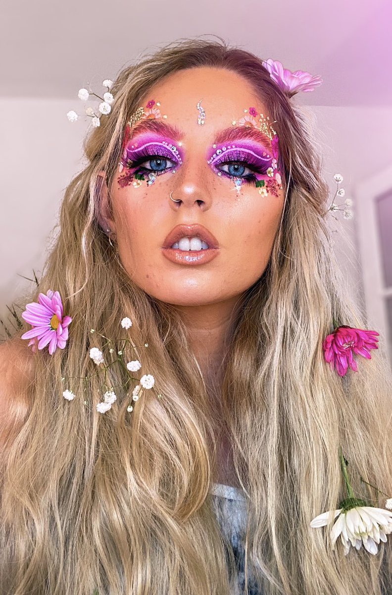 makeupbytilly_'s tweet photo. FLOWER FAIRY 🌸💖✨🧚🏻‍♀️ Please notice me @beautybay #beautybayGENERATION @Beautyblvduk adorn lip gloss @__dollbeauty_ duo highlighter &amp; girl code lip liner @PIXIBeauty honey nectar blush &amp; bronzer palette @PeachesMakeup pixie pigment @bperfectcosm Tahiti &amp; xl carnival palette 🌸🌸 https://t.co/gNn1PnszCA