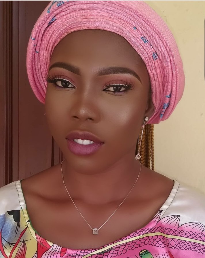Deelegantee's tweet photo. #AbujaTwitterCommunity I am a makeup artist and hair stylist in Abuja please patronize my hustle my people, this are some of my work and you can check me on Instagram @shakaraempire  #StarGirlEricaXKukusHair #Abuja #ArtistOfMalaysia #TwitchStreamers https://t.co/TIC31B8ist