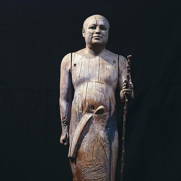 HistoireOdyssee's tweet photo. Remarquablement bien conservée, voici la statue du grand prêtre Kaaper, découverte par l'égyptologue Mariette dans le mastaba C8 (tombeau), à Saqqarah.

Le corps est fait en bois de sycomore, les yeux en quartz, les paupières en cuivre.

Ve dynastie, IIIe millénaire avant J.-C. https://t.co/tPS668HPbM