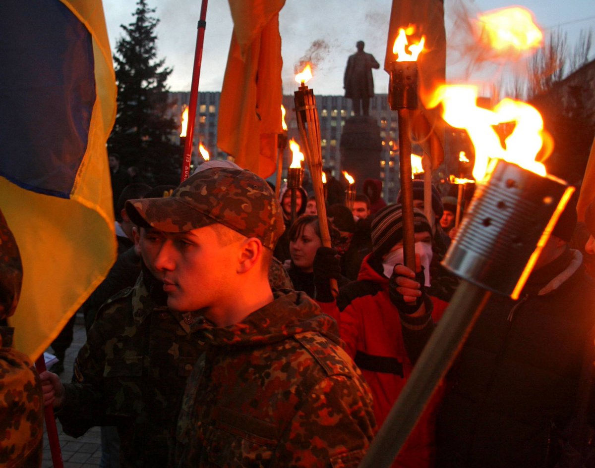 zhemchuzhnykova's tweet photo. 29 січня 2009 в центрі Донецька. донецькі хлопці з громадської організації "Патріот України" та ультрас ФКШД палять прапори СРСР та громадської організації "ДНР", яка на той момент була вже навіть заборонена судом, але все одно продовжувала активно діяти. 

фото Сергія Ваганова https://t.co/2qhO4lx3mD