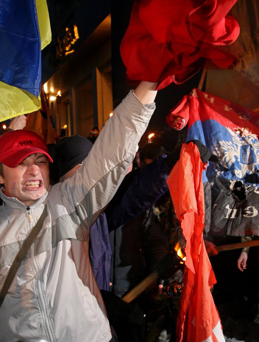 zhemchuzhnykova's tweet photo. 29 січня 2009 в центрі Донецька. донецькі хлопці з громадської організації "Патріот України" та ультрас ФКШД палять прапори СРСР та громадської організації "ДНР", яка на той момент була вже навіть заборонена судом, але все одно продовжувала активно діяти. 

фото Сергія Ваганова https://t.co/2qhO4lx3mD