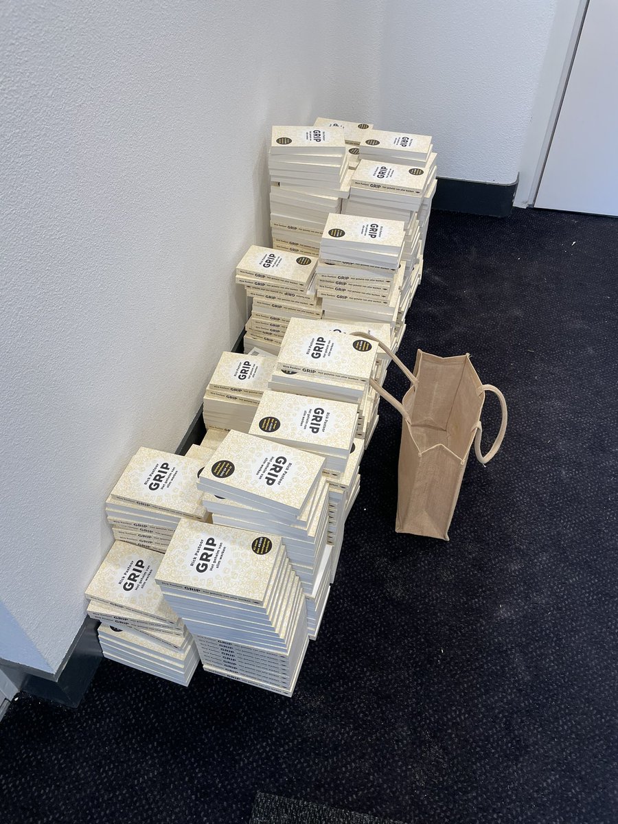Heb ~450x GRIP gered van vernietiging omdat de boekhandels dicht zijn.

En ik ga ze allemaal gesigneerd weggeven aan de retweeters met een guitige boodschap. Zolang de voorraad strekt natuurlijk. DM me je adres.