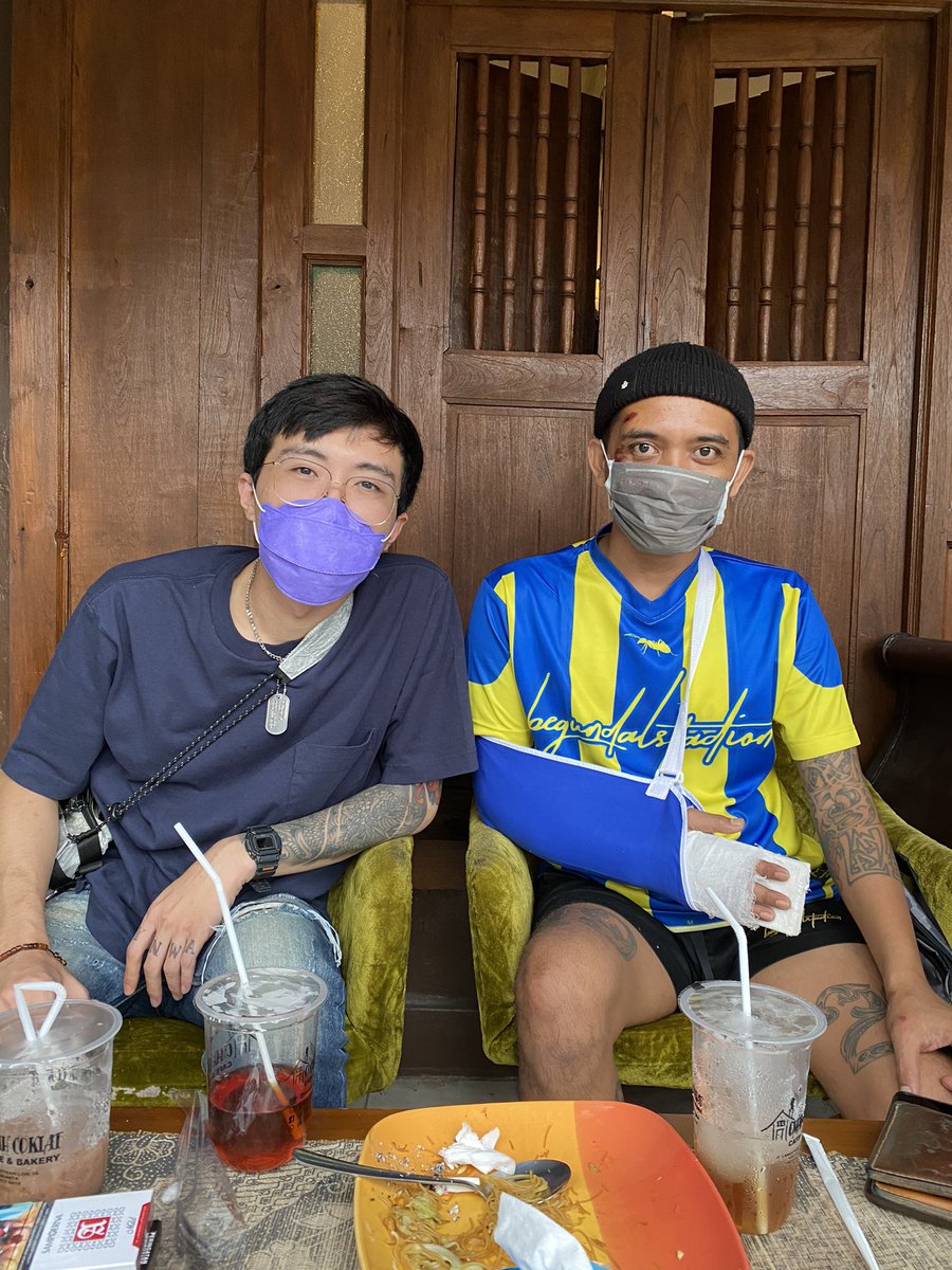 tirta_cipeng's tweet photo. Jam 3 esuk baru tau mas @piel_YK tangan kanan patah 3 bagian, dislokasi, dan bahu juga dugaan patah

Tapi doi ttp dateng, skrng fokus menangani operasi. Kalo ga operasi d rs sardjito ya di pku Bantul

Skrng saya fokus membantu penyembuhan

Akhirnya , dadi kekancan saklawase. 🤝 https://t.co/5pLcXB79kq