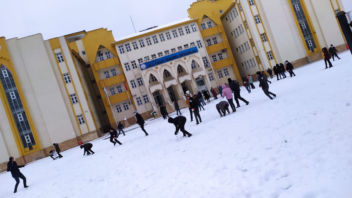 GalipVali's tweet photo. Kurs öğrencilerimiz ile, özlenen okul ortamında maske kurallarına uygun olarak (kardan adamımız dahil) karın tadını çıkarttık. @ziyaselcuk @MalatyaMem @KanbayBattal @yesilyurtmem44 @seykap1 https://t.co/r9rqSzJiCO